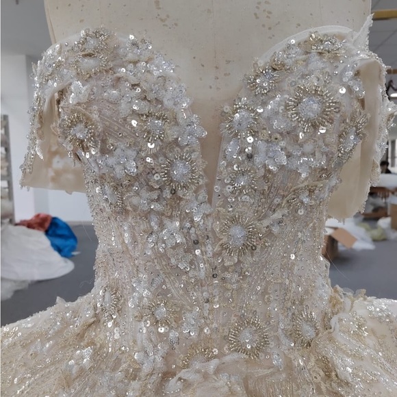 Many wedding dresses available - Picture 12 of 16